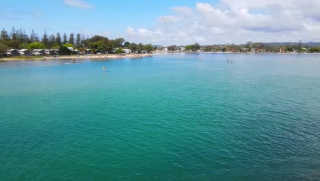 Menschen,-Die-Das-Türkisfarbene-Wasser-Genießen---Tallebudgera-Creek,-Queensland,-Australien