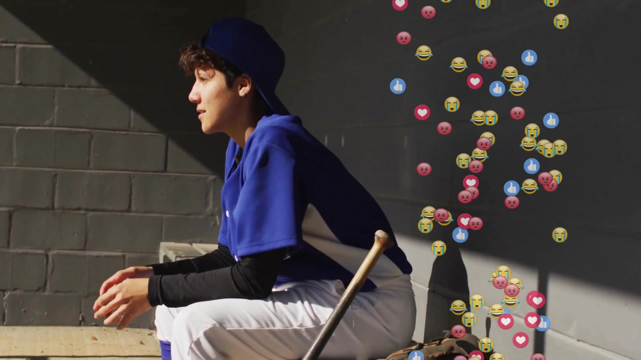 Baseballspiller løfter hodet og plukker opp ballen, ruller for å fokusere mens emojireaksjoner strømmer.