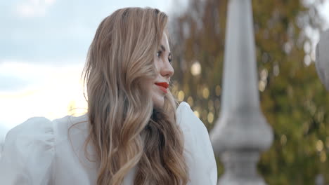 mujer con una camisa blanca en un parque