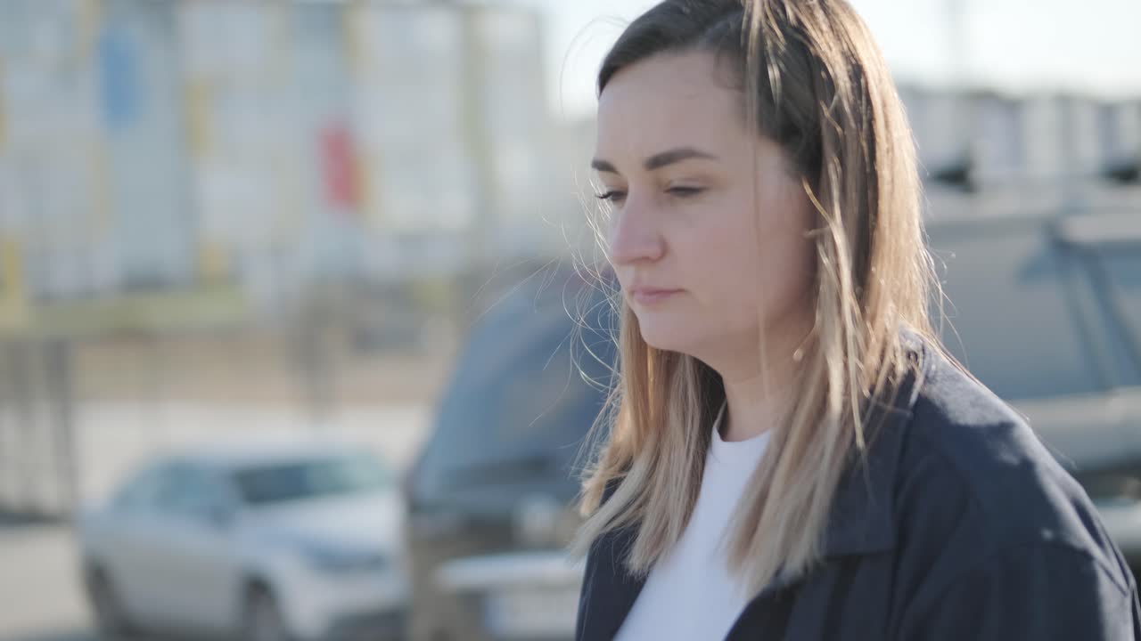 gerente de servicio de automóviles caminando por la oficina