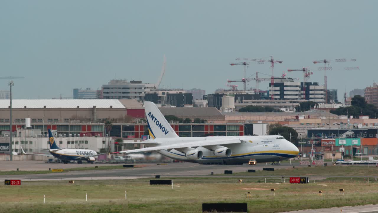 Imponente aereo da carico Antonov AN-124 in rullaggio all'aeroporto
