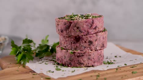 hamburguesa vegetal cruda con remolacha y frijoles blancos