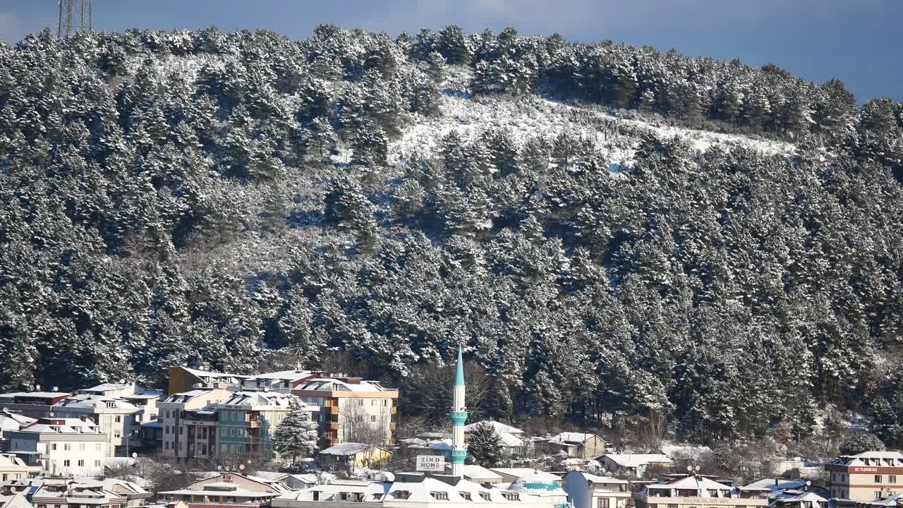산을 배경으로 한 눈 인 도시 풍경