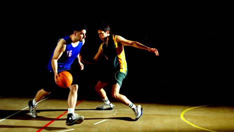 competidores jugando al baloncesto en la cancha 4k
