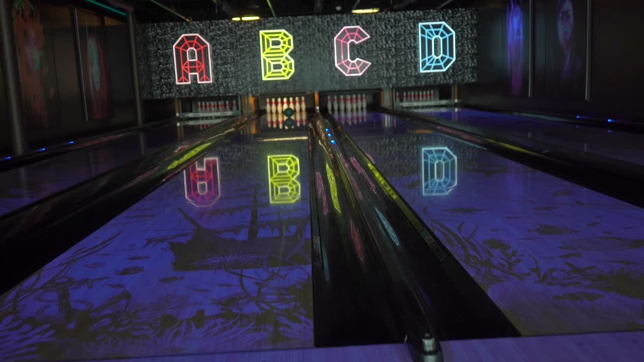 Lancio della palla a Kingpins bowling su una crociera a Singapore