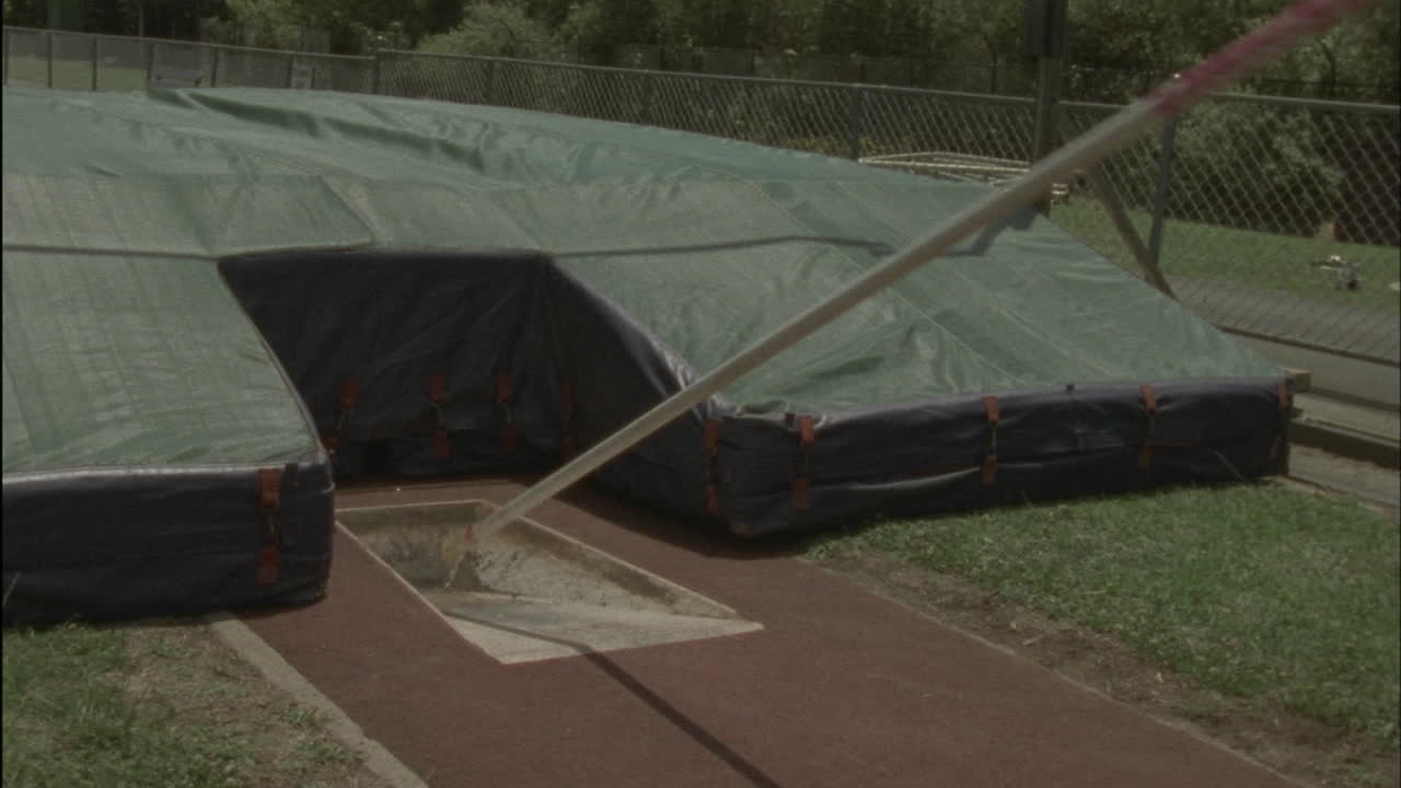 un atleta realiza un salto con pértiga