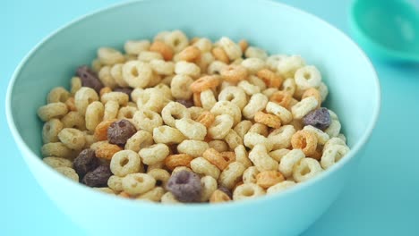 cereal de anillo colorido en un cuenco
