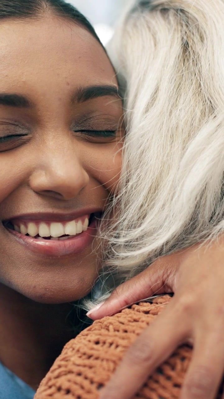 Primo piano di una giovane donna sorridente che abbraccia un'amica