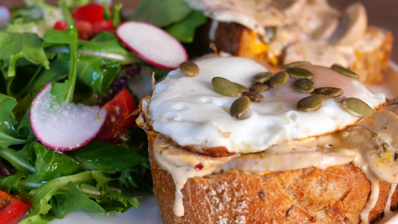 버섯 크림 소스 크로스티니 김 달과 러드