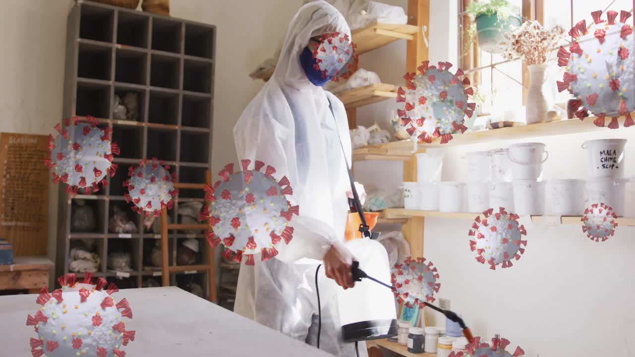 얼굴 마스크와 안전복을 입은 백인 남성에 대한 바이러스 세포의 애니메이션 소독