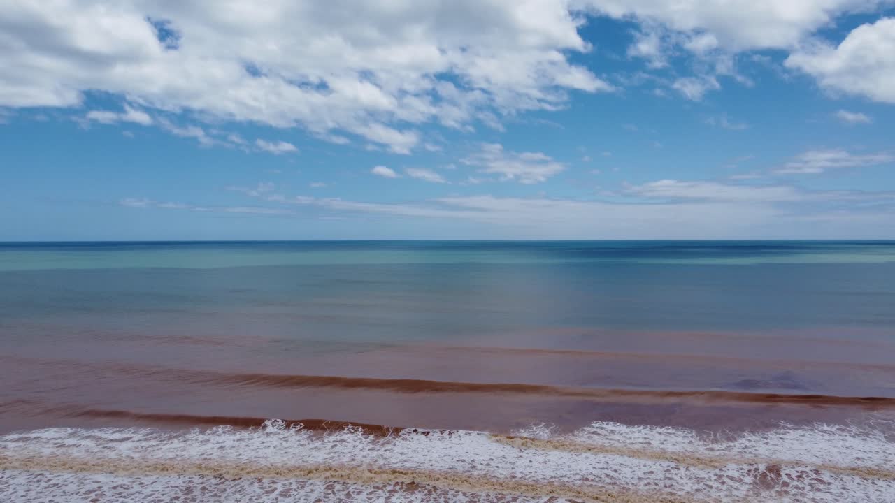 imágenes de drones de una playa fangosa después de un ciclón en australia