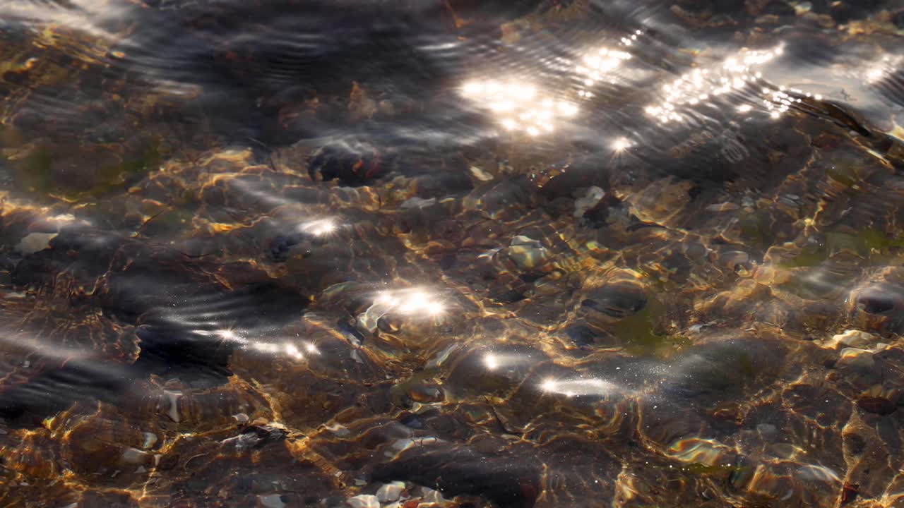 바위 위 의 물 에 반사 되는 빛