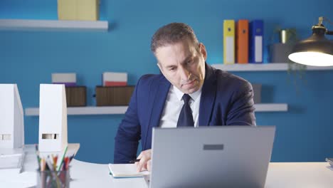 un hombre de negocios infeliz y reflexivo sobre problemas de negocios.