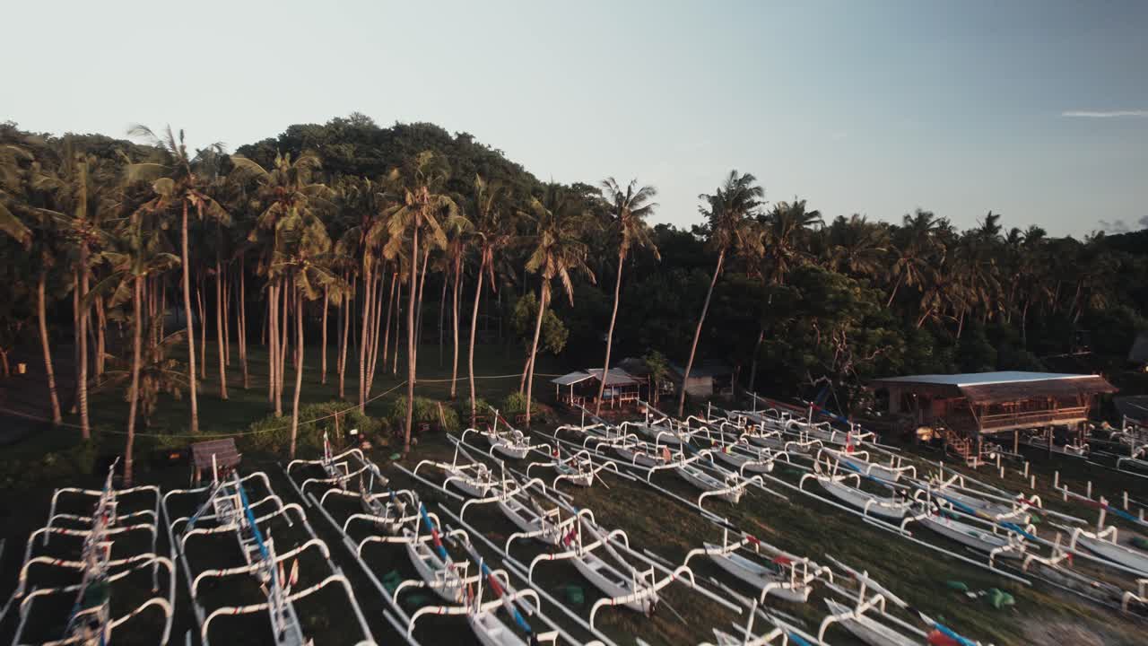 삼바 해변 에 있는 나무  ⁇ 시 ⁇  과 전통적 인 보트 와 종려나무 를 가진 열대 해변 동부 인도네시아 의 인도네시아 섬 누사 텐가라