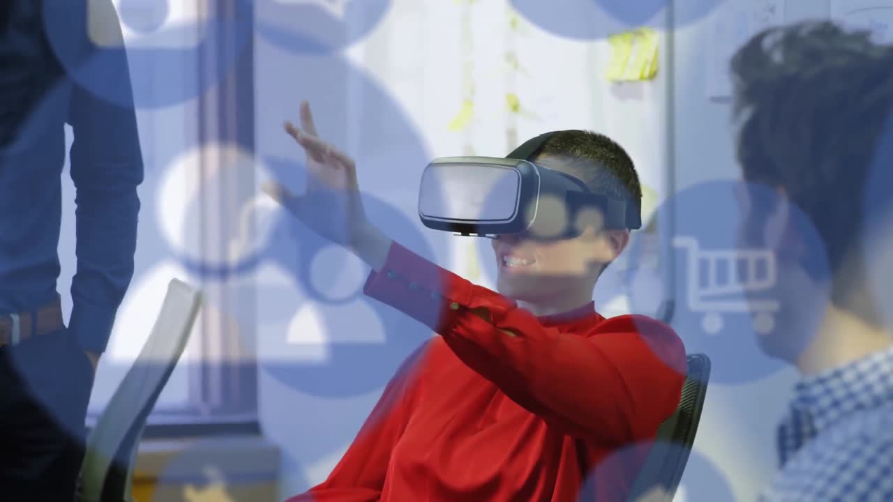 animación de iconos de las redes sociales sobre diversos colegas y mujer caucásica que usa auriculares vr