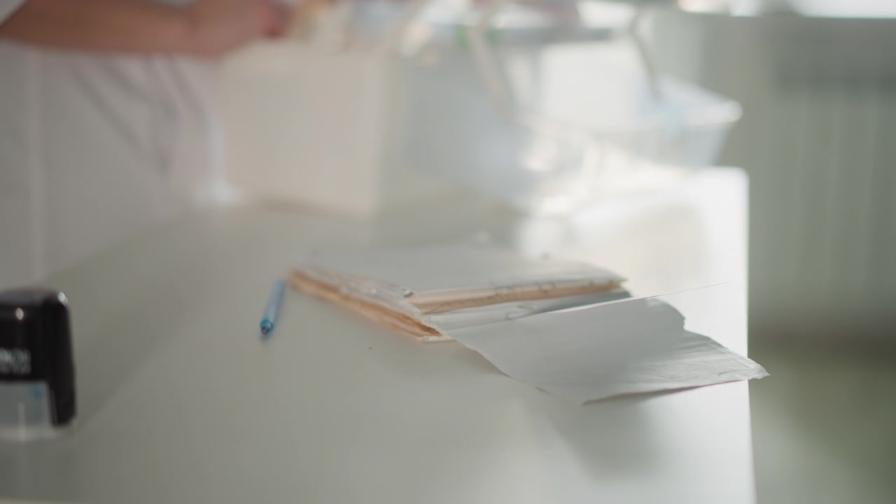 Professionista sanitario che registra diligentemente le note. Un'infermiera medica annota attentamente le cartelle cliniche dei pazienti a domicilio. Un'infermiera abilitata documenta con precisione i dettagli dei farmaci durante una visita a casa.