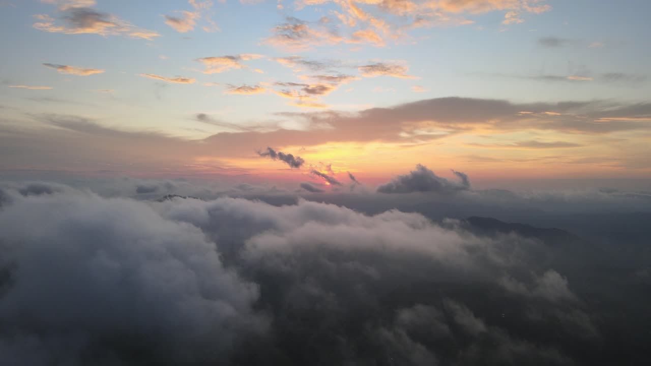 puesta de sol a través de las nubes