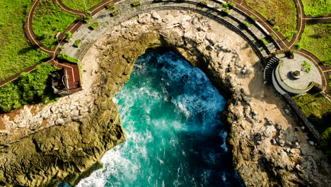 Top-down-aerial-view-over-Devil's-Tears-natural-attraction,-Nusa-Lembongan