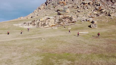 equipo de búsqueda y rescate iniciando una misión de investigación en una montaña