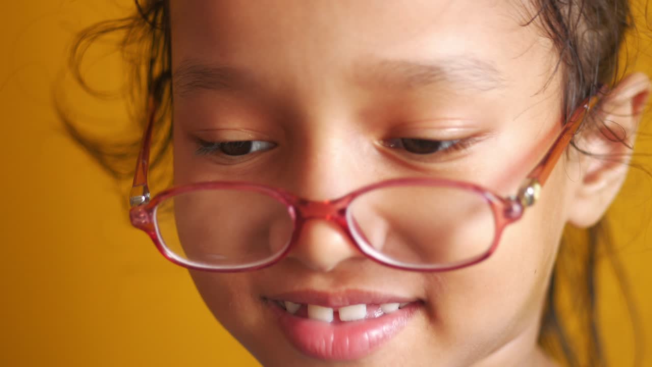 niño trastornado que sufre de fuertes dolores en los ojos,