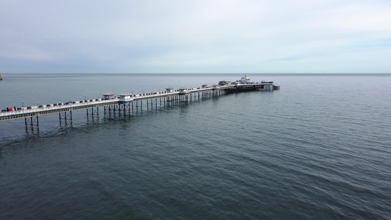 пирс уэльса викторианская набережная курортный променад вид с воздуха толчок в кадре