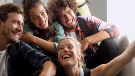 grupo de amigos posando para una selfie en la escalera