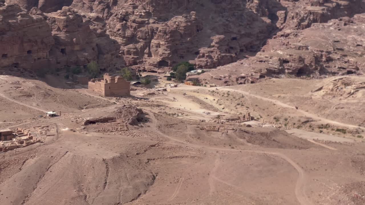 Le rovine romane a Petra, Giordania, viste da un punto panoramico in cima a una montagna.