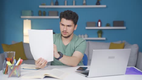 Männlicher-Student,-Der-Zwischen-Papier-Und-Laptop-Arbeitet.