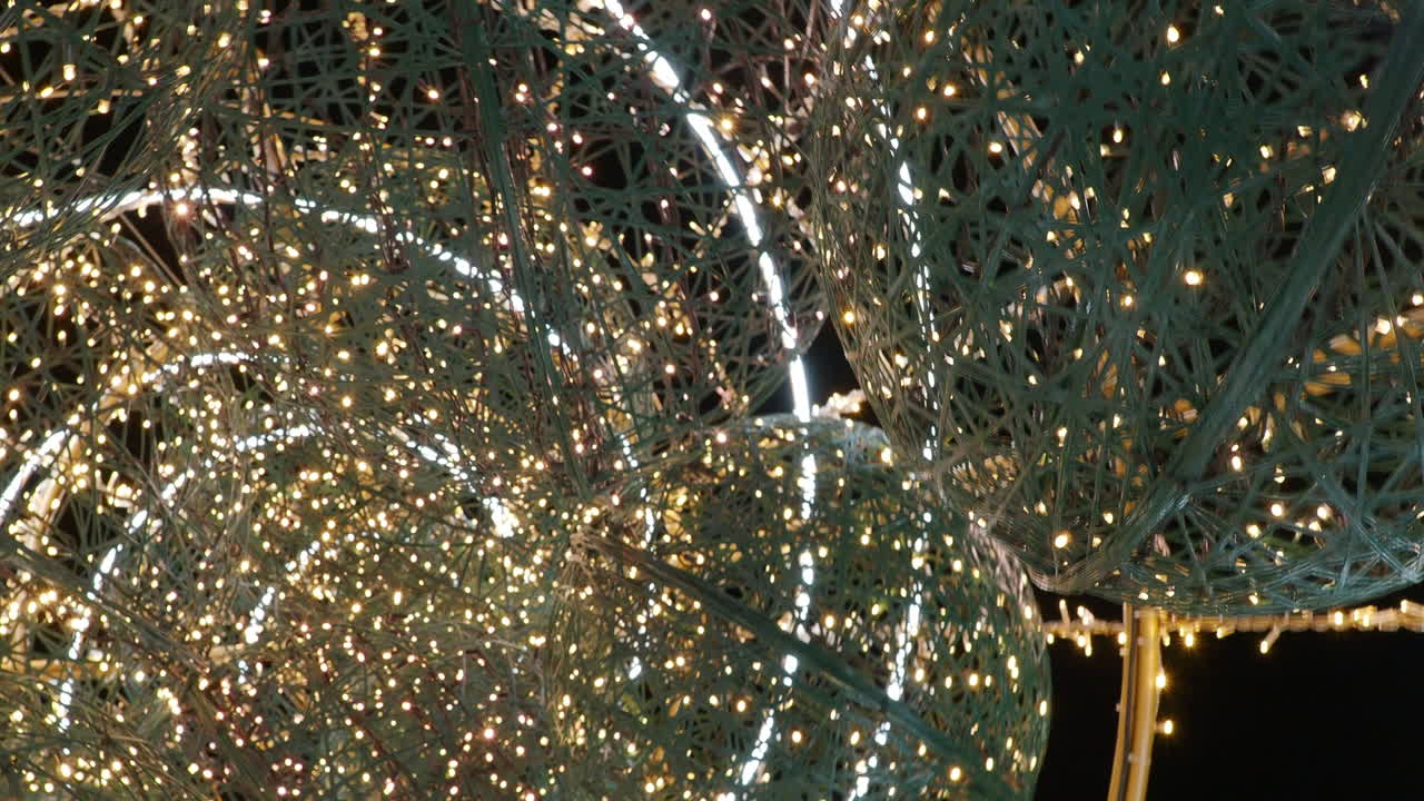 見上げた華やかなクリスマスデコレーション
