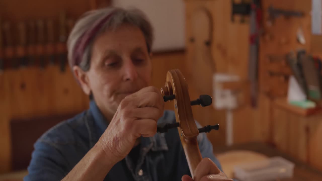luthier femenina en el trabajo en su taller