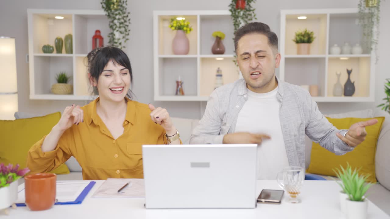 una pareja escuchando música rock.
