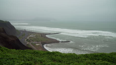 Küstenvorland-Strand-Ufer-Landschaft-Malecon-De-Miraflores,-Lima,-Peru