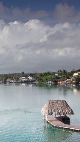 Lago-Bacalar,-Quintana-Roo,-México-En-Formato-Vertical