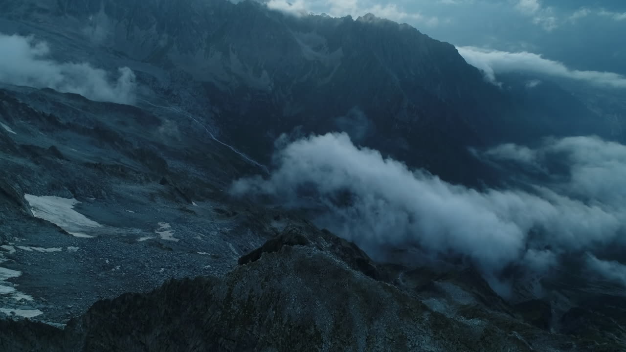 vista aérea de las montañas alpinas por la noche