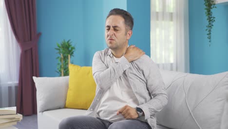 hombre con dolor de hombro.