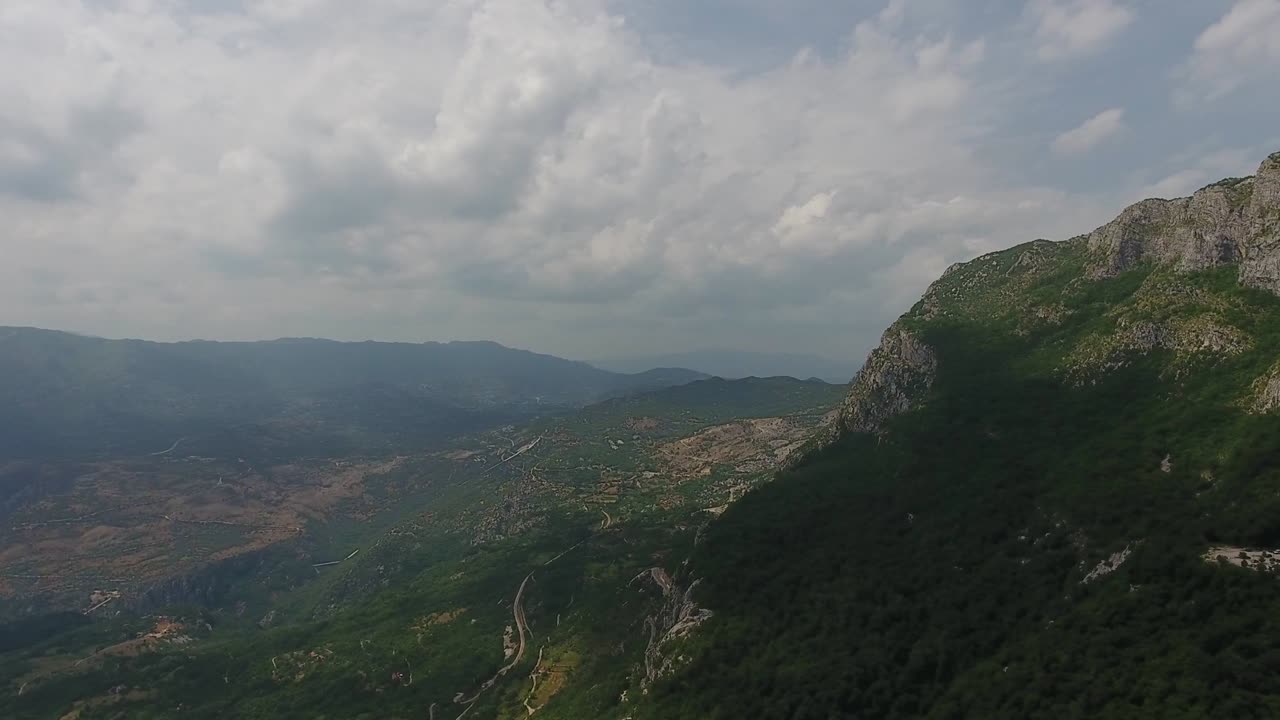 iglesia del monasterio de ostrog en las montañas de montenegro