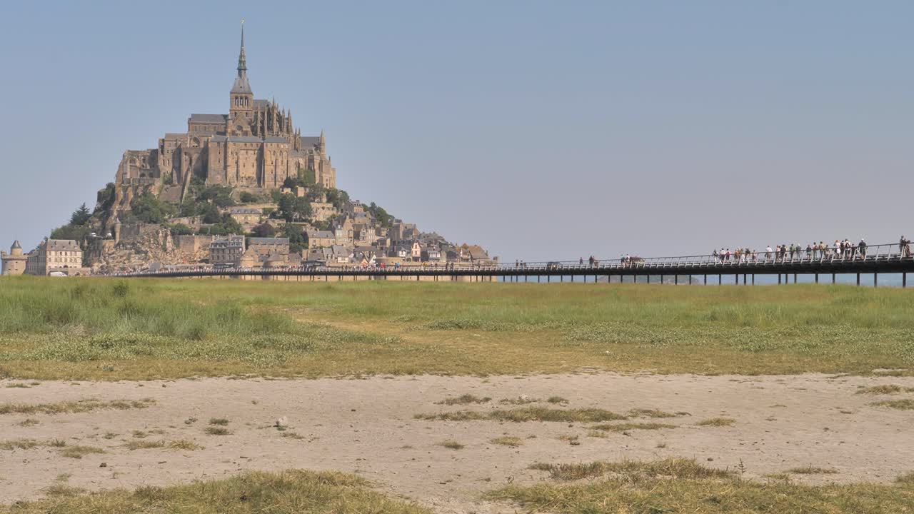vista del puente a la abadía medieval de mont saint michel en francia