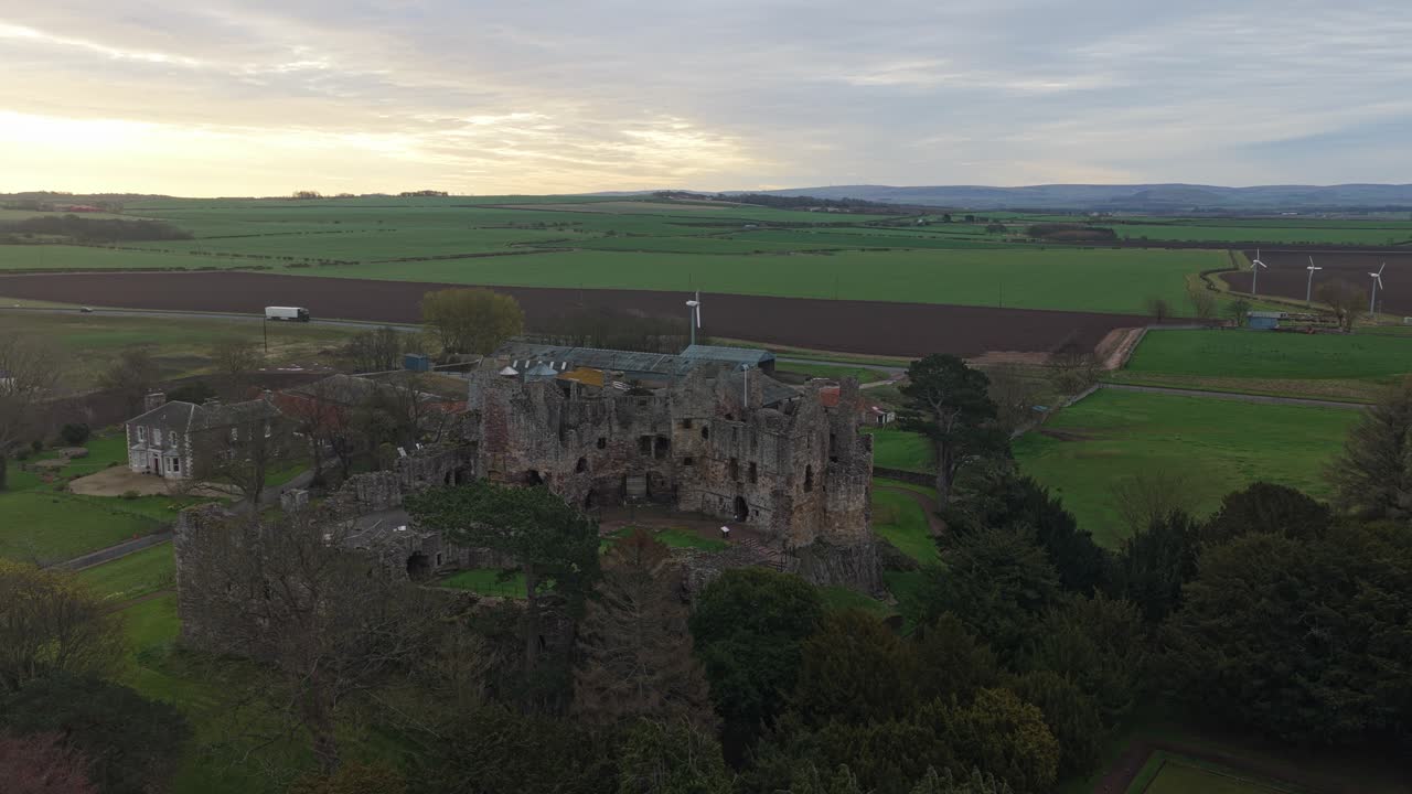 Luftfoto af Dirleton Slot og Haver i Skotland