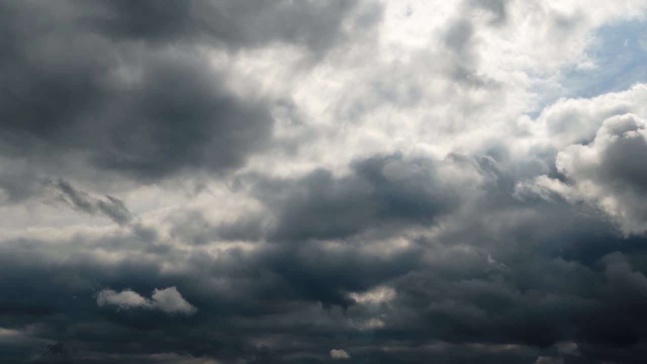 hermoso cielo oscuro dramático con nubes tormentosas el tiempo transcurre antes de la lluvia