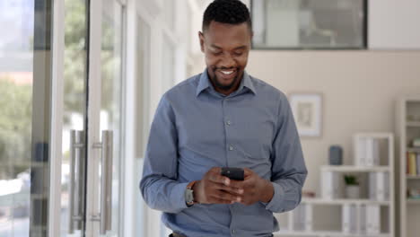 Telefon,-Eingabe-Und-Geschäftsmann-Bei-Der-Arbeit-Von-Zu-Hause-Aus