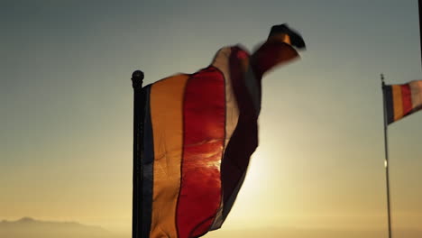 Bandera-Budista-Atardecer-Montaña-Cámara-Lenta