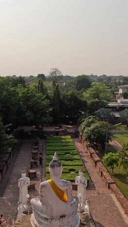 imágenes de drones sobre un pacífico complejo del templo
