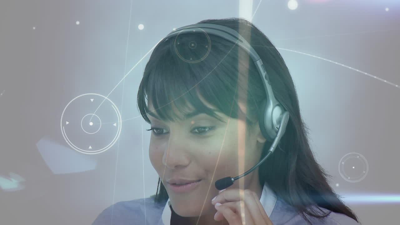 Animazione di reti di connessioni su una donna d'affari che usa auricolari telefonici