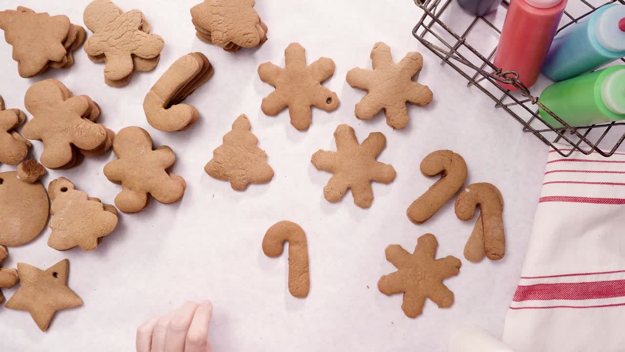 decorando galletas de pan de jengibre con glaseado real para navidad.