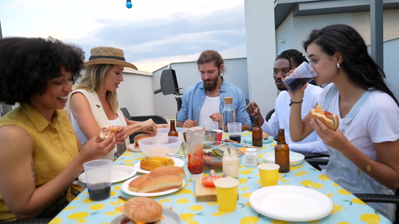 바베큐 를 하는 친구 들 의 그룹