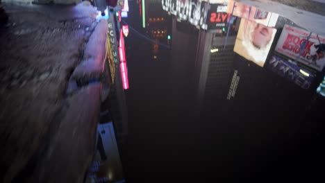 las luces cuadradas se reflejan en el charco después de la lluvia en la ciudad de nueva york por la noche en manhattan