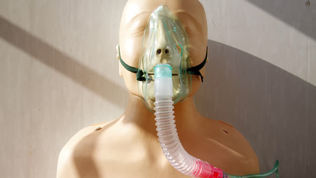 maniquí simulado de paciente simulado con máscara de oxígeno