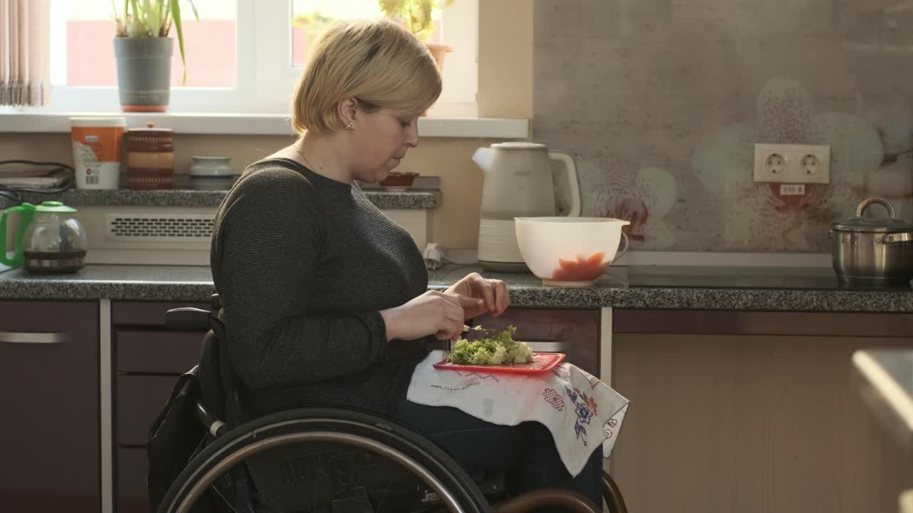 체어 에 앉은 여자 가 부 에 있는 러드 를 위해 채소 를 자르고 있다