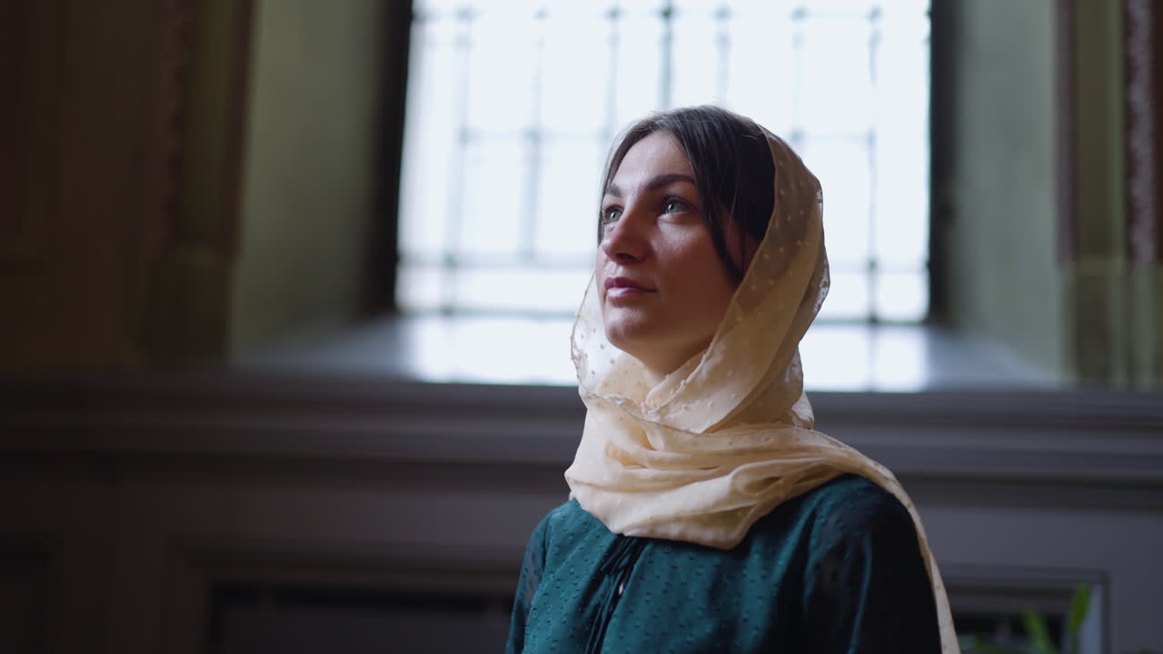 교회 에 있는 여자