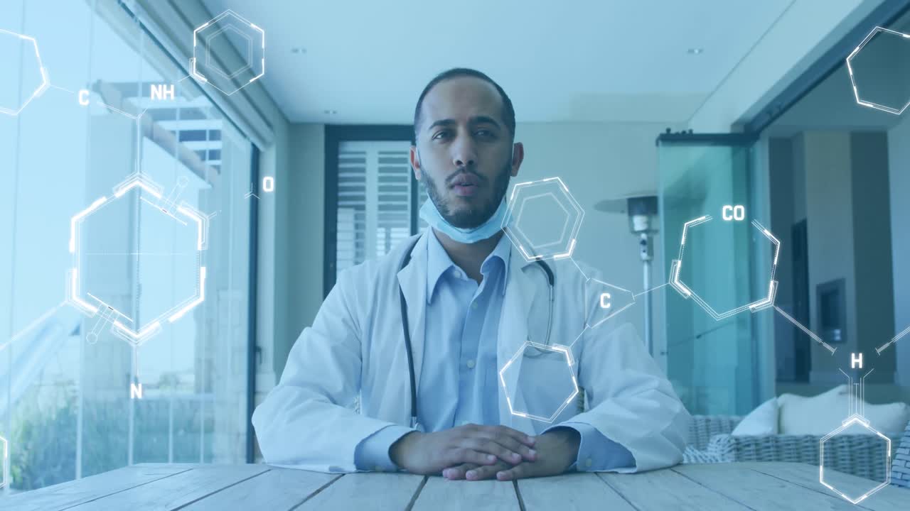 Animazione di strutture chimiche su medico uomo birazziale che indossa una mascherina in videochiamata